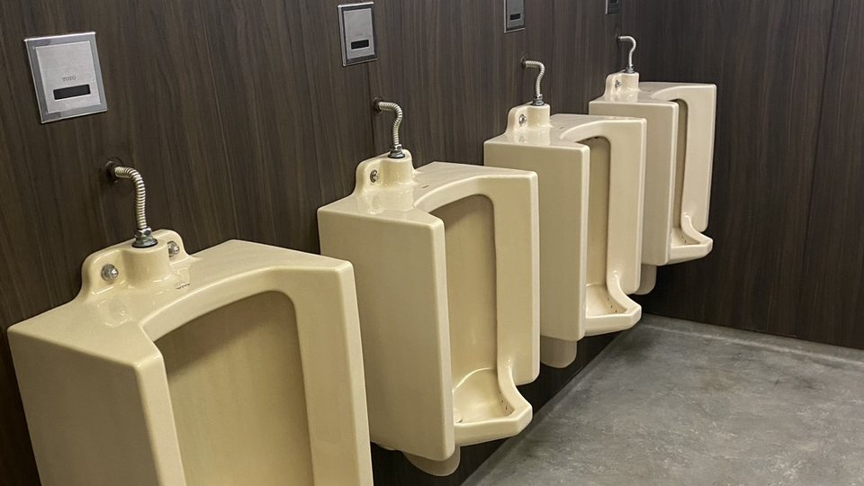 施設のトイレに設置した小便器の並び
