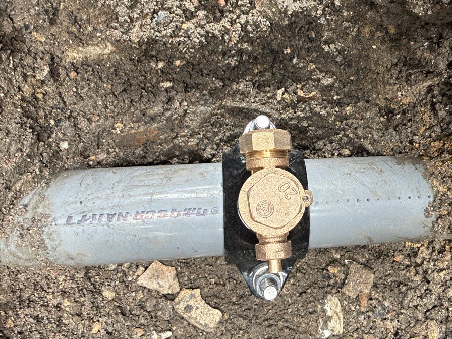 配水管に取り付けたサドル分岐水栓
