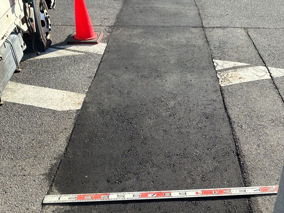 掘削した道路の舗装を復旧した路面