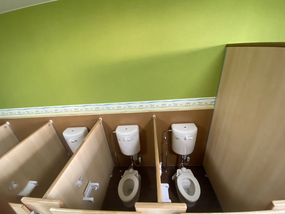 改修した幼児用トイレの便器と仕切り